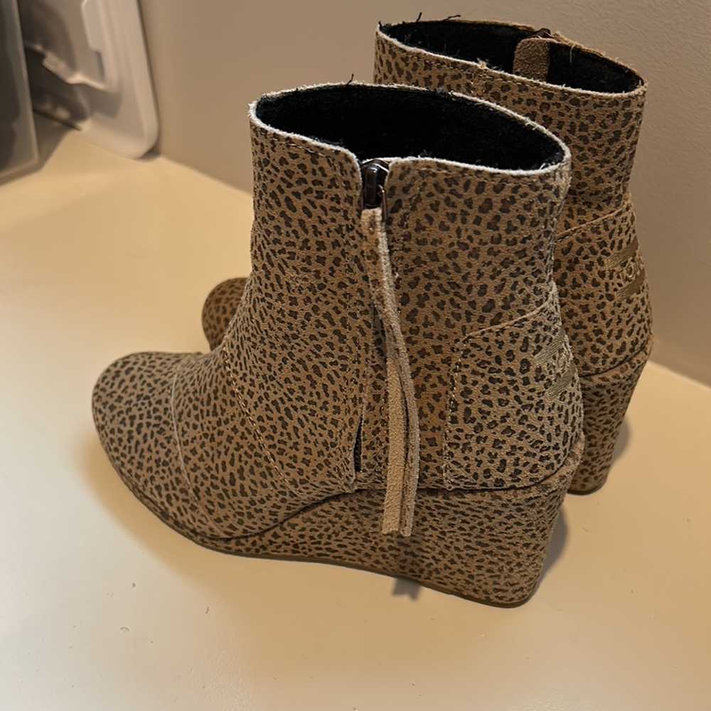 Tom’s Leopard wedge booties